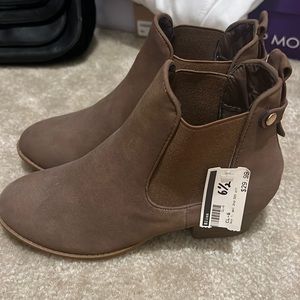 Woman’s ankle booties